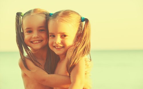 sarılan tek yumurta ikizleri