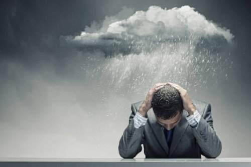 yağmurda bunalan adam