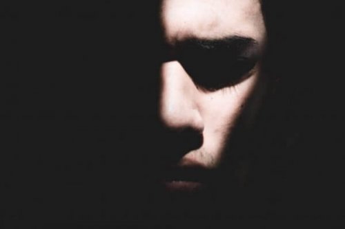 yarısı karanlıkta yüz