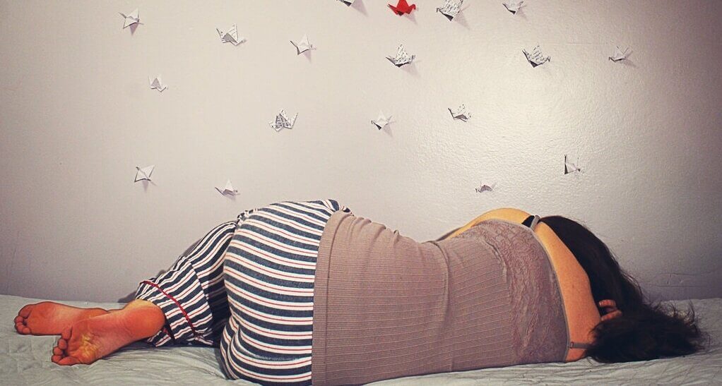 kadın yatakta yatıyor