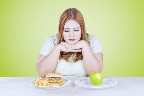 yemek seçimi yapan kadın