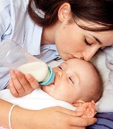 anne sütü yerine mama veren anne