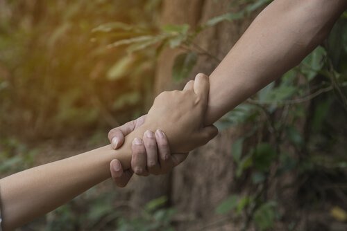 birbirini tutan eller