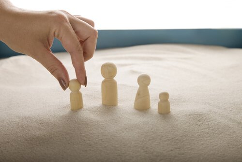 Kumdaki figürleri yerleştiren el