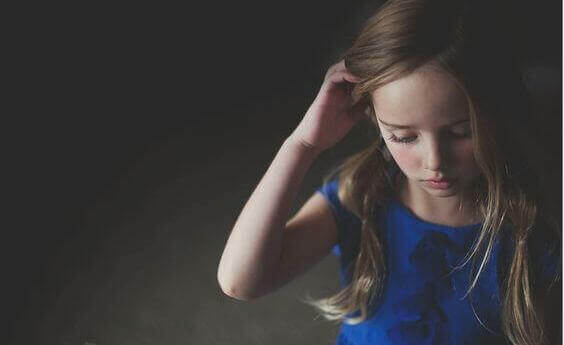 Saçına dokunan çocuk