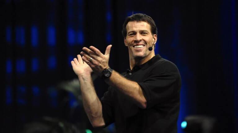 Tony Robbins alkışlıyor