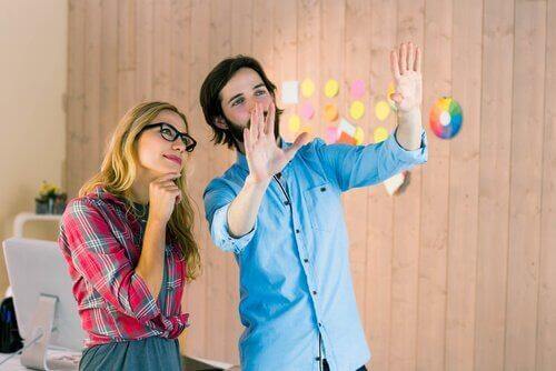 adam ve kadın tasarlıyor