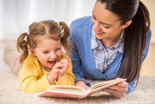 anne kız çocuğu okumayı öğrenmek