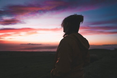 doğaya bakan üzgün kişi