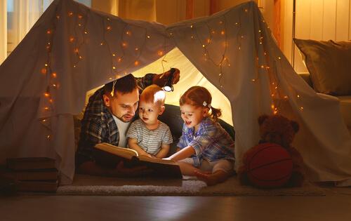 ev çadır okuyan baba ve çocuklar 