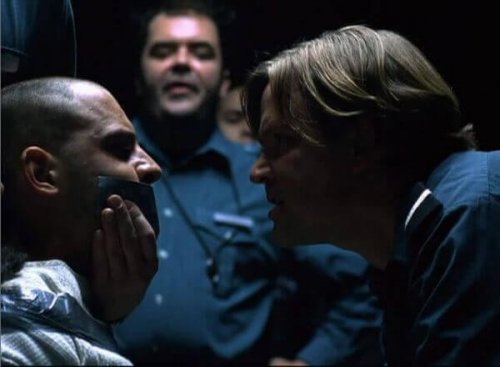 tutuklu ve gardiyan deney filminde şiddet