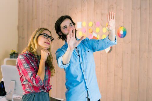 geleceklerini zihinlerinde canlandıran iki arkadaş