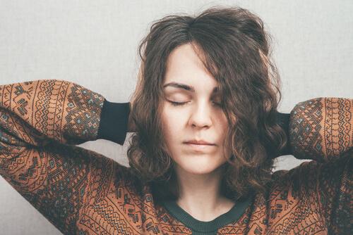 gözleri kapalı başını tutan kadın