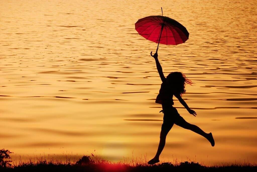 kadın denizde şemsiye ile
