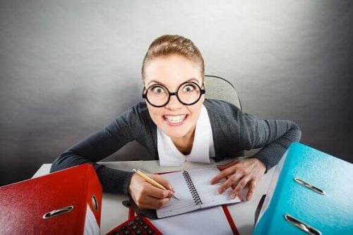 masa ofis çılgın kadın