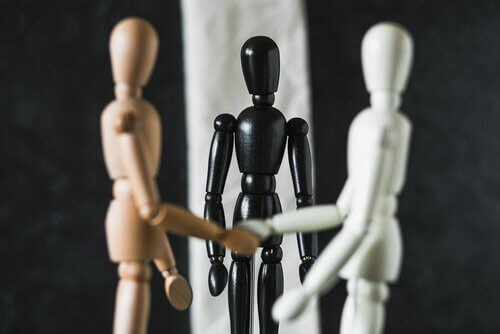 anlaşmaya varan tahta kuklalar