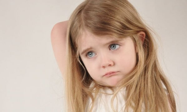 üzgün kız çocuğu