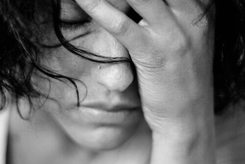 acı çeken bir kadın