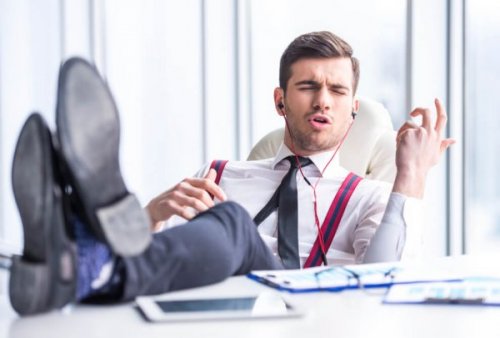 iş yerinde müzik dinleyen adam