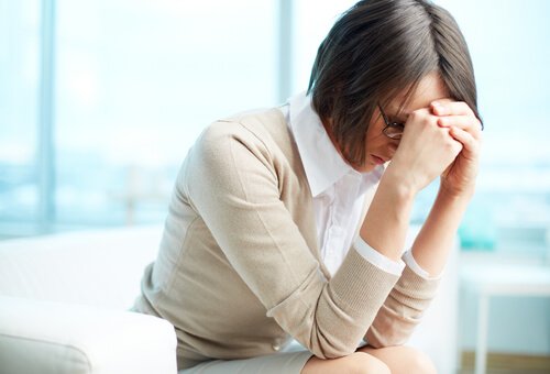 narsistler yüzünden iş yerinde ağlayan kadın