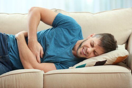 Somatik semptom bozuklukları ve midesi ağrıyan bir adam
