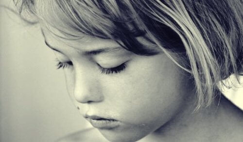 üzgün kız çocuğu