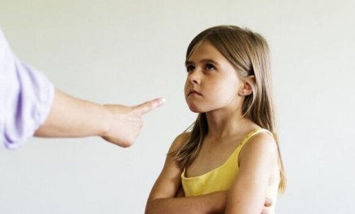 kınamayı çocuk yetiştirirken kullanan ebeveyn