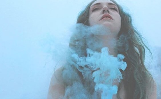 Mavi duman içindeki kız