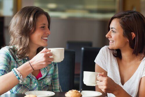 kahve eşliğinde konuşan iki arkadaş
