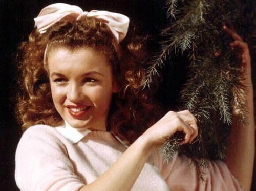 çam ağacı tutan marilyn monroe