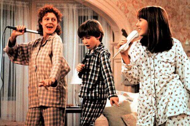 çocuklarıyla şarkı söyleyen anne