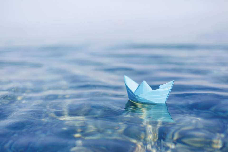 denizde yüzen kağıttan gemi