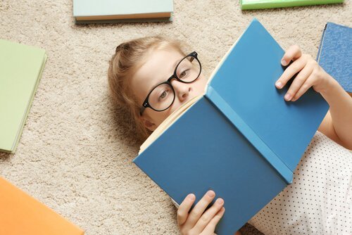 kitap okuyan gözlüklü kız