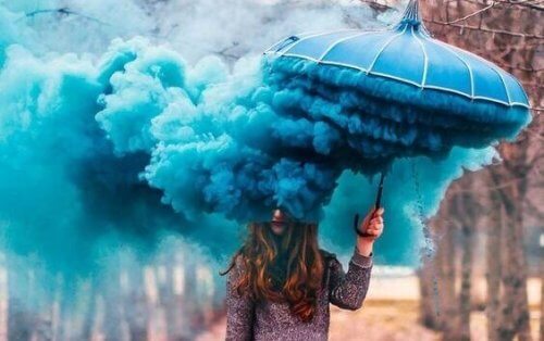 mavi şemsiye mavi duman altında kadın duygularınız