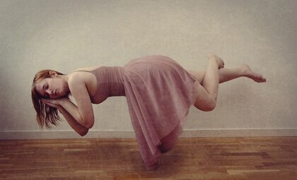 REM uyku fazında uyuyan kız