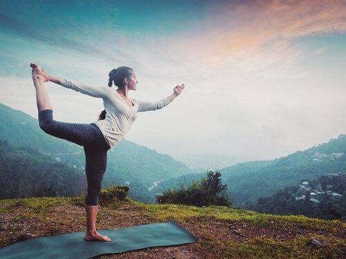 yoga pozu veren kadın