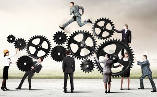 çarklar arasındaki insanlar