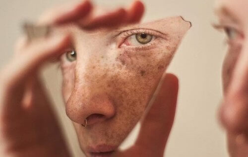 çilli suratlı insan