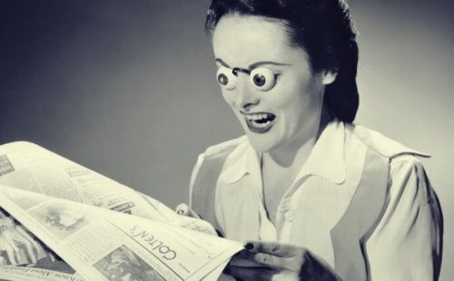 gazete okuyan kadın