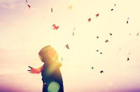 kollarını açan özgür adam