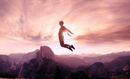 dağın tepesinde zıplayan adam