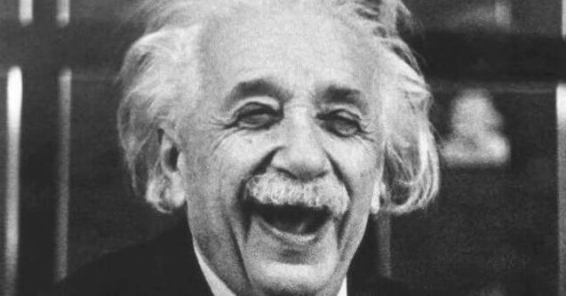 Albert Einstein gülüyor