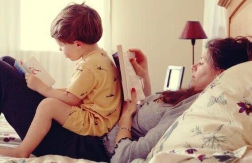 anne ve oğul kitap okuyor