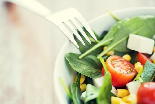beslenme ve salata yemek