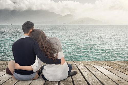 erkek ve kadın su kenarında