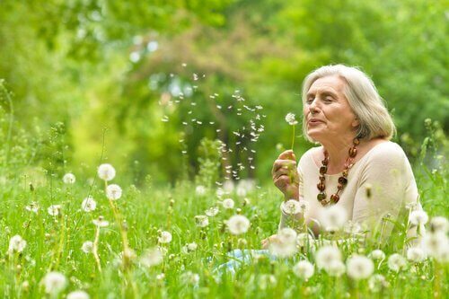 çiçekler içinde yaşlı kadın