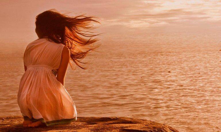 kadın manzara izliyor