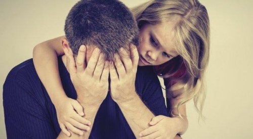 kız babasına sarılıyor