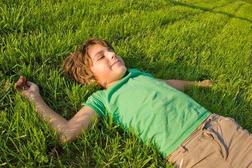 mutlu çocuk çimenlerde yatıyor