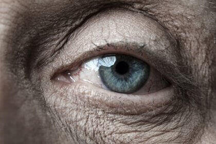 yaşlı mavi göz